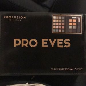 Pro fusion Cosmetics Pro Eyes 32 PC Pro Eye kit